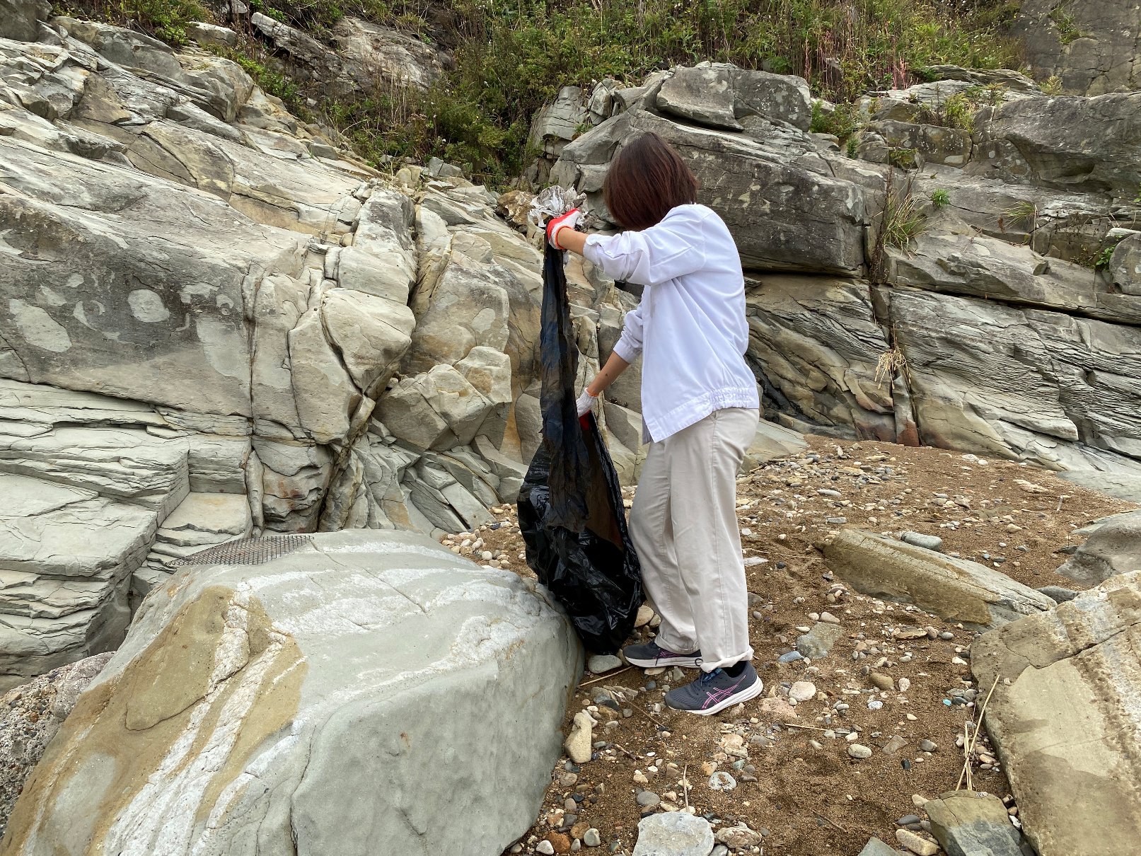 Во Владивостоке прошла экологическая акция по очистке прибрежных территорий