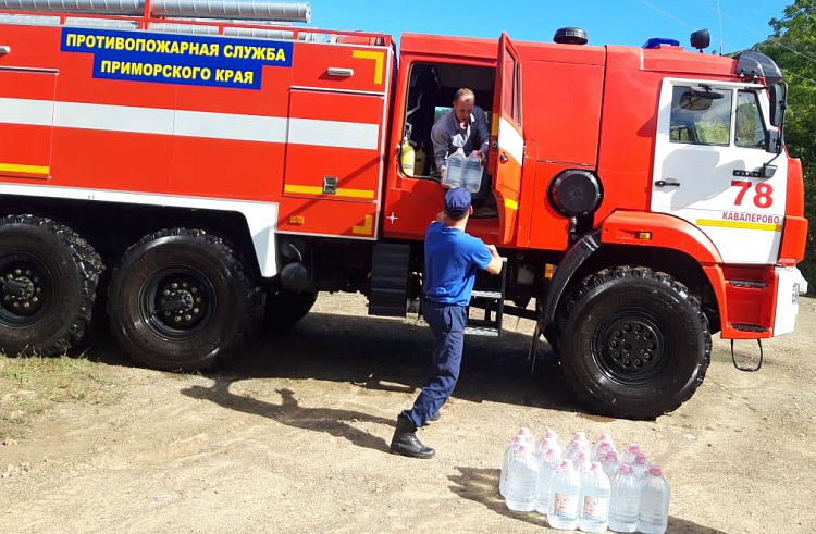 Жителям наиболее пострадавших от тайфуна районов Приморья доставили гуманитарную помощь