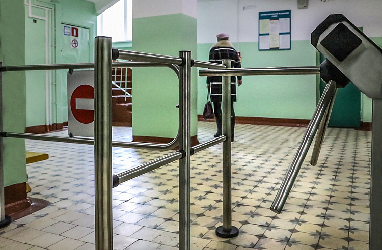 Почти 120 школ в Приморье начали использовать новую систему безопасности