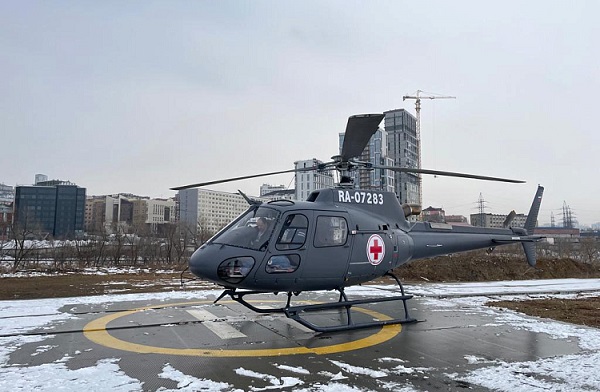 Вертолет санитарной авиации с пациентом на борту впервые сел в центре Владивостока