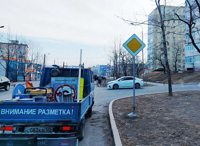 Дорожные знаки, поврежденные во время штормового ветра во Владивостоке, привели в порядок