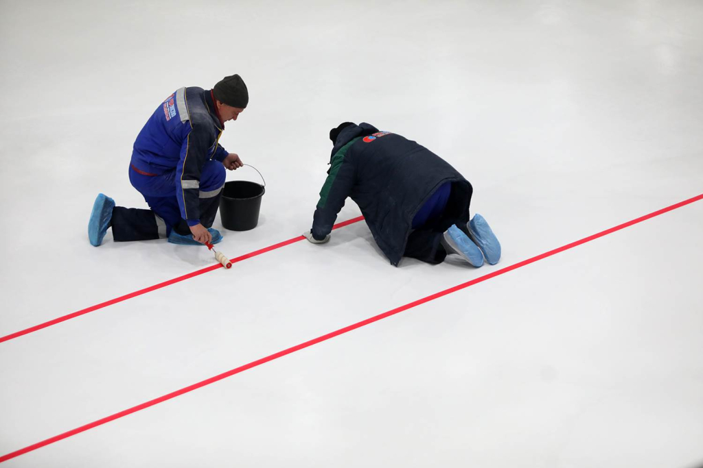 Первый лед начали заливать в новом керлинг-центре в столице Приморья