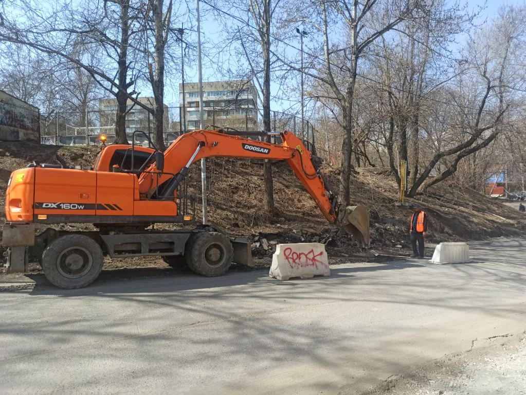 Во Владивостоке делают новые сети ливневой канализации и готовят дороги к асфальтированию