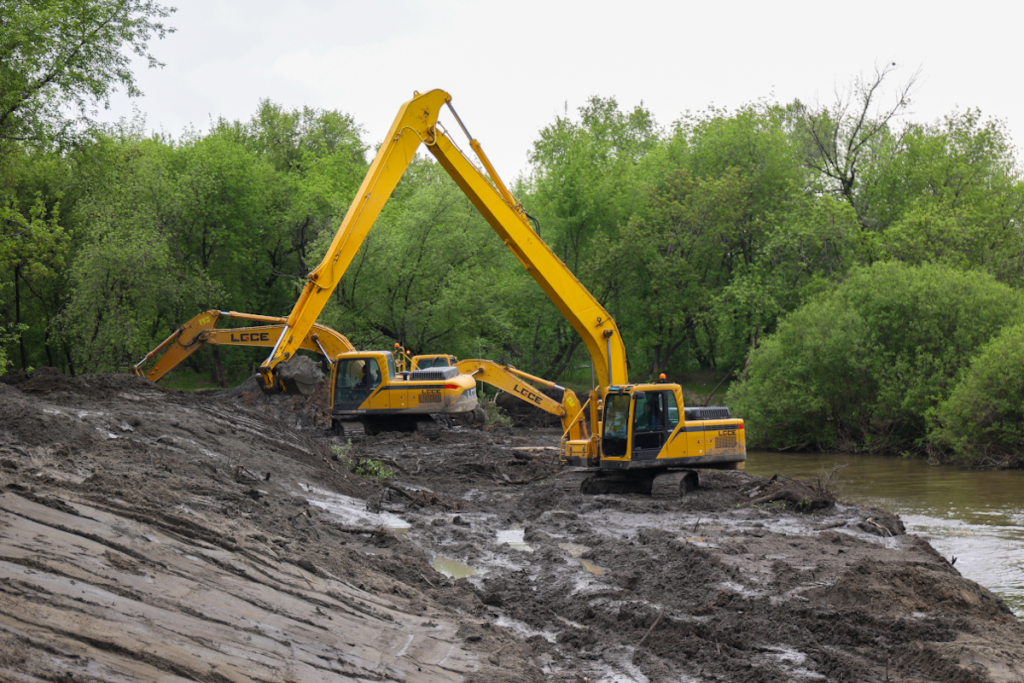 Расчистку русел рек в Спасске-Дальнем намерены завершить к концу июня