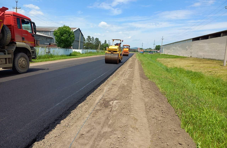 Завершается ремонт двух километров дороги в районе села Новочугуевка