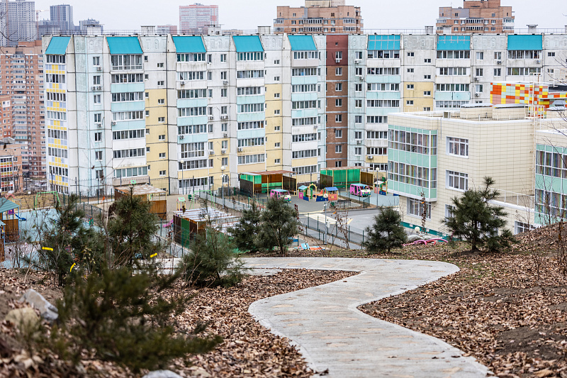 Komfortnye peshekhodnye dorozhki poyavlyayutsya v skverakh i parkakh Vladivostoka 16 