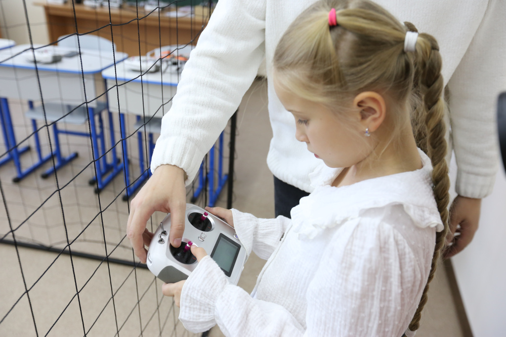 SHkolniki Vladivostoka uchatsya upravlyat bespilotnikami 9 