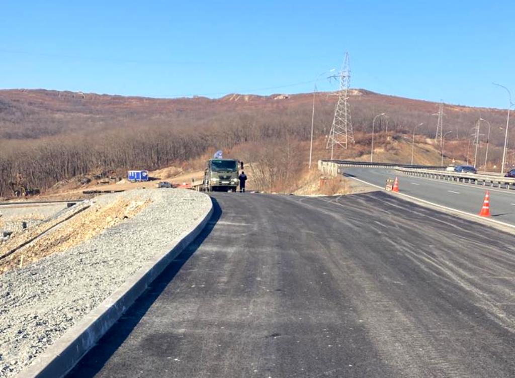 Zaversheno asfaltirovanie novoy dorogi v Zelyenom Uglu 1 