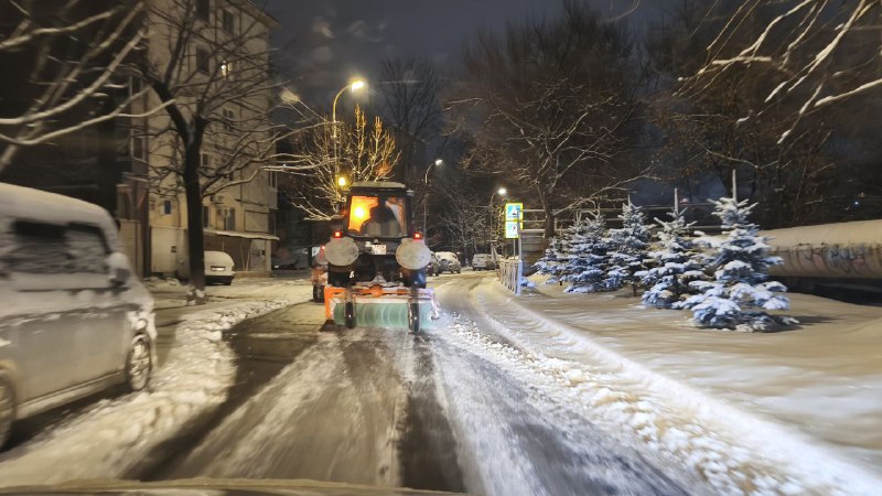 Gorodskaya sluzhba v kruglosutochnom rezhime raschishchaet dorogi Vladivostoka 3 
