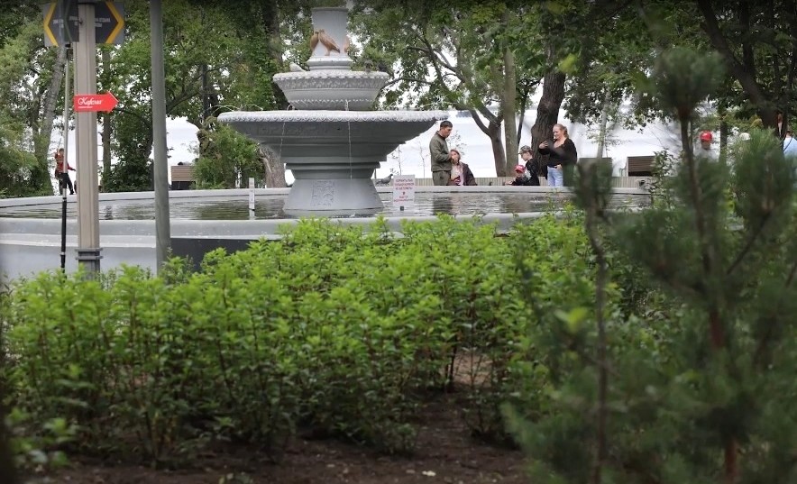 Bolee tysyachi derevev i kustarnikov ukrasili park imeni Sergeya Lazo 1 