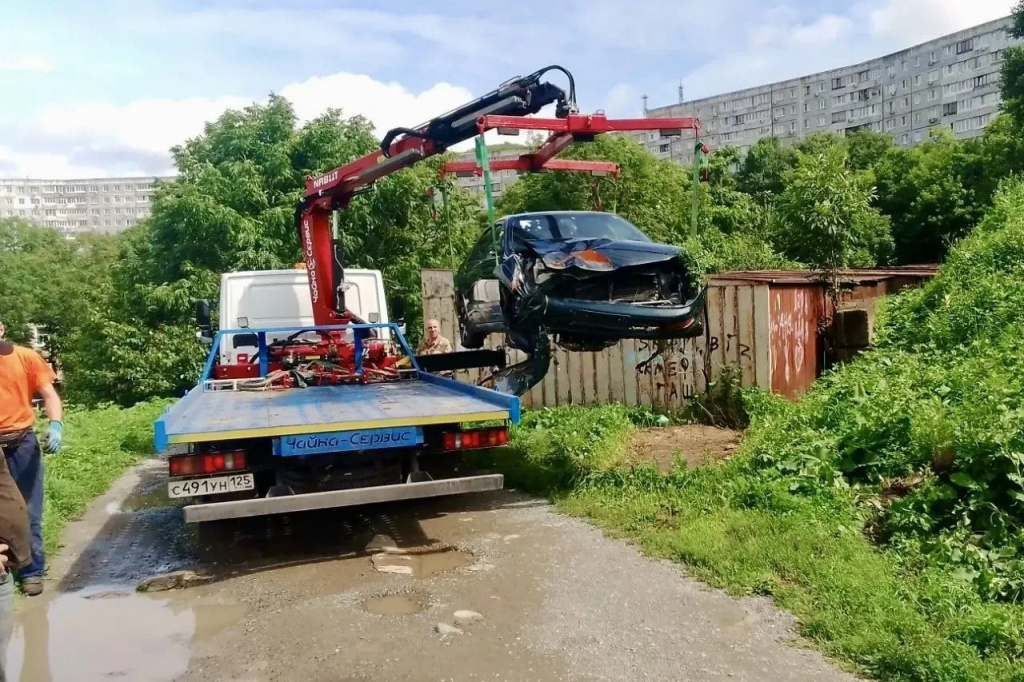 Eshchye 10 broshennykh avtomobiley ubrali s ulits Vladivostoka