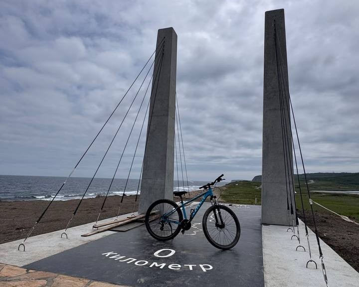 Simvol Nulevogo kilometra velodorog Rossii ukrasil velotropu na Russkom ostrove 6 
