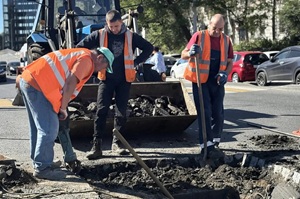 Dorozhniki gotovyat seti livnevoy kanalizatsii k zime 1