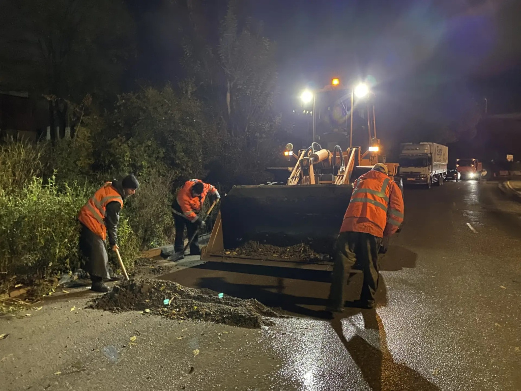 Vo Vladivostoke nochyu ubirali nanosy grunta s dorog posle nepogody 8